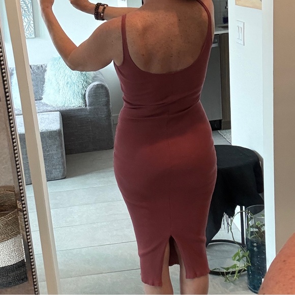 Elegant Sleeveless Ribbed Dress in Rust - Picture 2 of 5